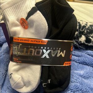 Max out performance Boys' Athletic Quarter Socks - Black and White